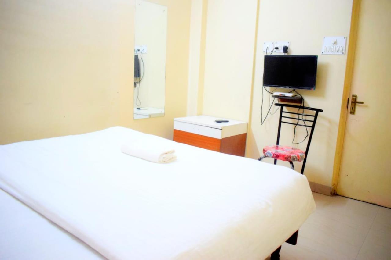 The Tavern Orchid Hotel Kolkata Bagian luar foto